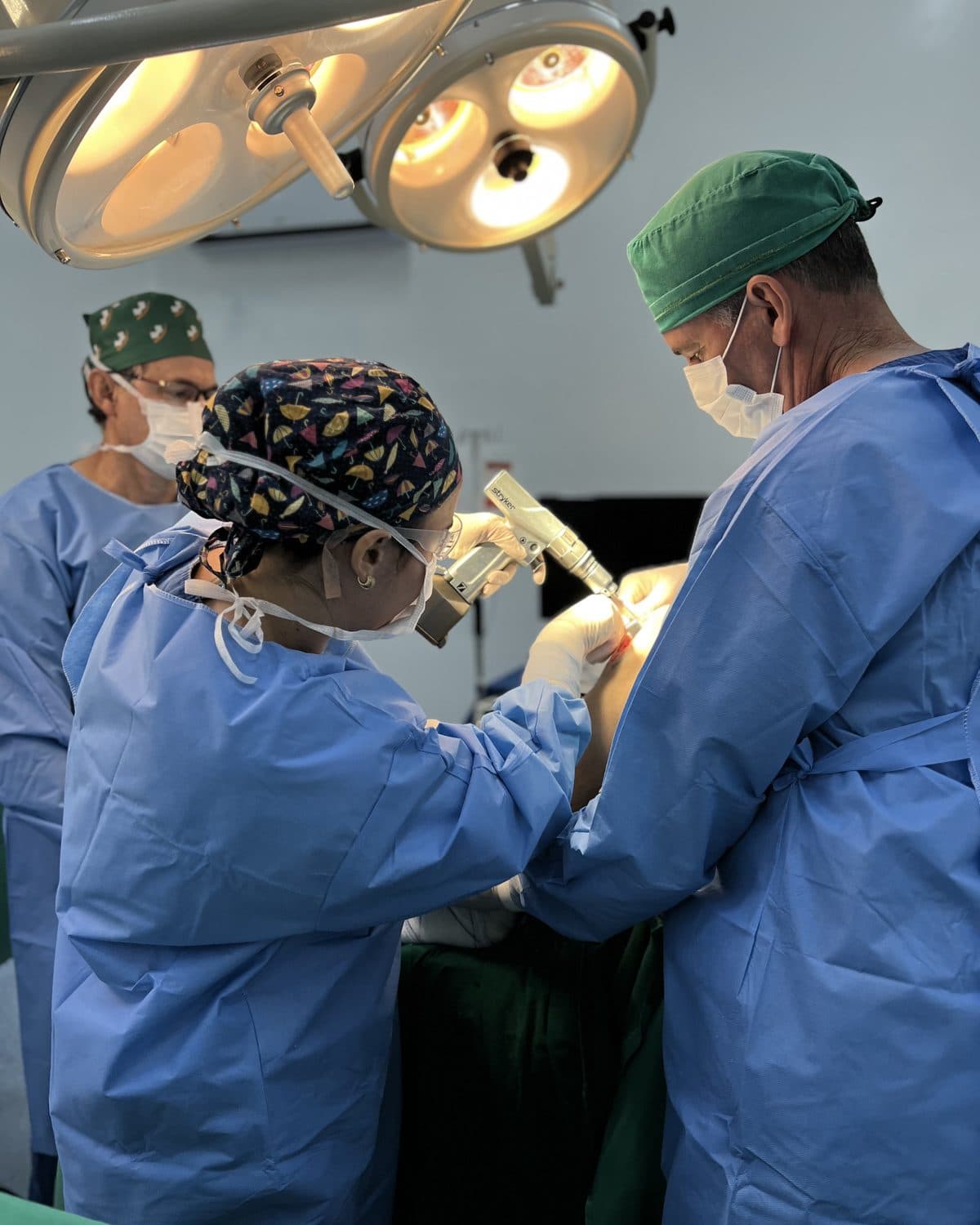 Equipe da Viva Artro em cirurgia no centro cirúrgico
