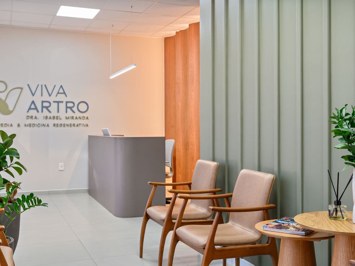 Recepção da Viva Artro com logo e poltronas