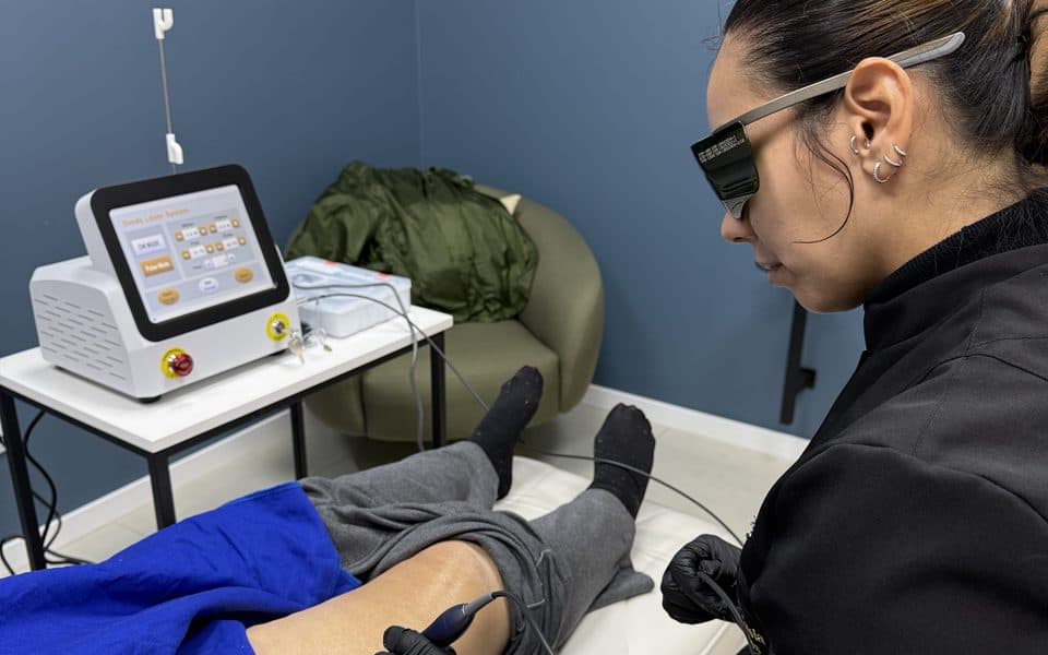 Sessão de laserterapia na Viva Artro com equipamento dedicado e óculos de proteção